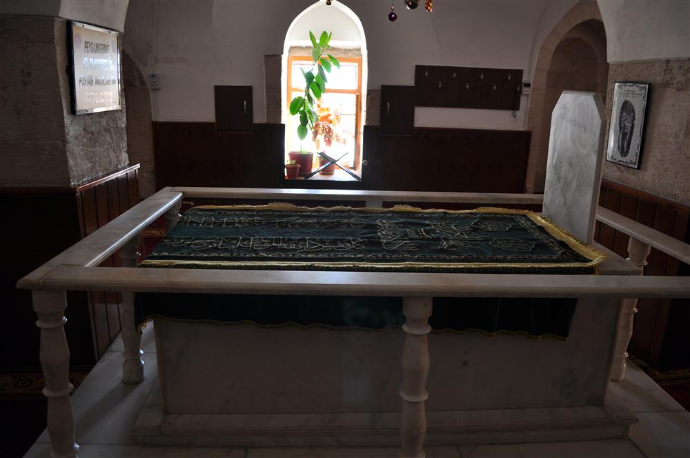 Şeyhçabuk Camii-Hz. Muhammet'in Postasının Mezarı3.JPG
